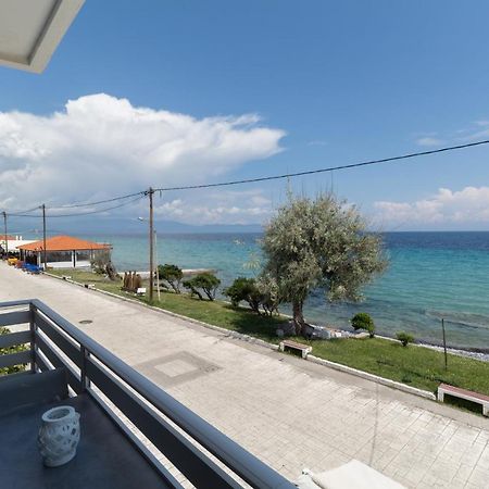 Golden Seaside 1 Apartment Nea Roda Bagian luar foto